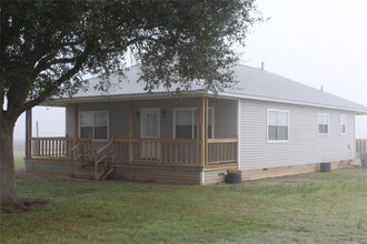 963 Co Rd 176 in Hallettsville, TX - Building Photo - Building Photo