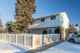 7704-7756 37 Ave NW in Edmonton, AB - Building Photo
