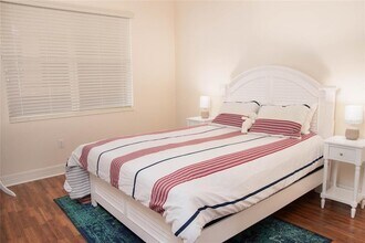 5591 Cannes Cir in Sarasota, FL - Foto de edificio - Building Photo