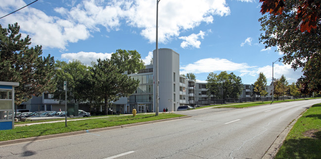 Harwood Manor in Ajax, ON - Building Photo - Building Photo