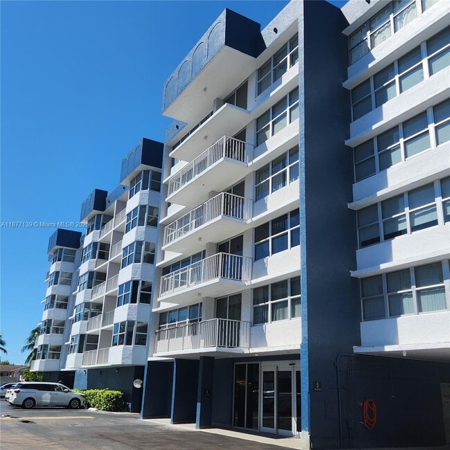 16565 NE 26th Ave in North Miami Beach, FL - Building Photo - Building Photo