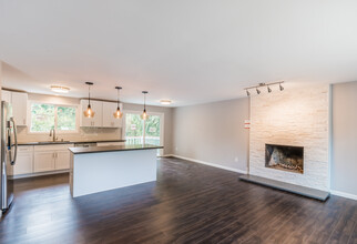 105 S 357th St in Federal Way, WA - Building Photo - Building Photo