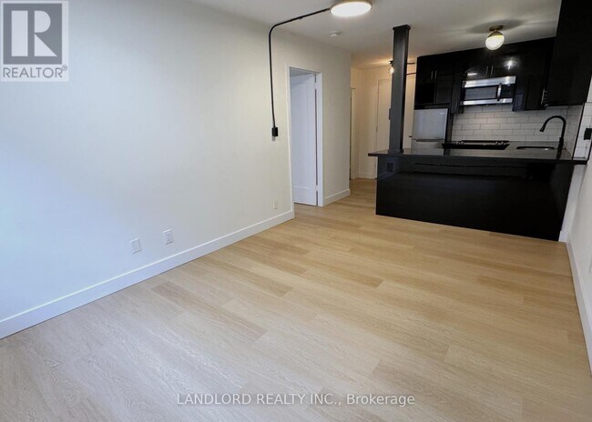 308-420 EGLINTON Ave in Toronto, ON - Building Photo - Building Photo