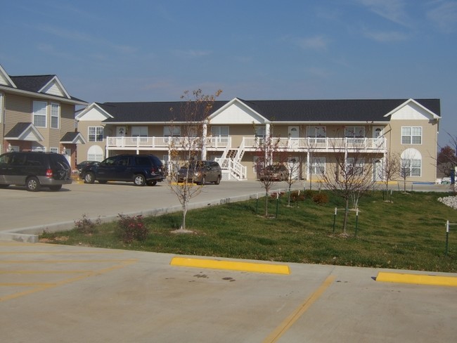 Emerald Pointe Apartments in Highland, IL - Building Photo - Building Photo