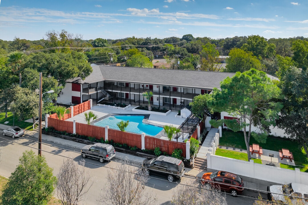 Riviera Apartments in San Antonio, TX - Foto de edificio
