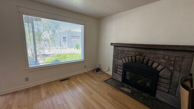 2006 SE Insley St in Portland, OR - Building Photo - Building Photo