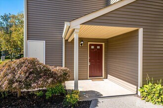 23 Lear Ct in East Brunswick, NJ - Building Photo - Building Photo
