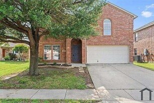 10449 Hideaway Trail in Fort Worth, TX - Building Photo