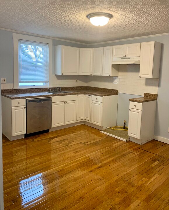 74 Pine St in Milford, MA - Building Photo