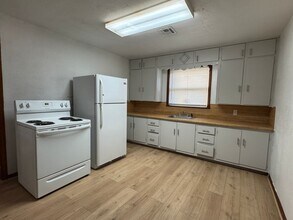 813 SW E Ave in Lawton, OK - Building Photo - Building Photo
