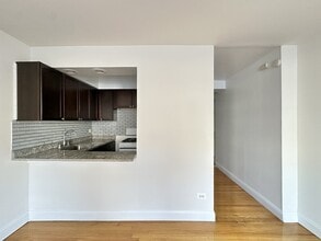 6830 N Sheridan Rd, Unit 453 in Chicago, IL - Building Photo - Building Photo