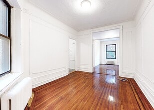 Seaman Avenue in New York, NY - Foto de edificio - Building Photo