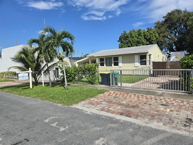 330 SW 13th St in Dania Beach, FL - Building Photo - Building Photo