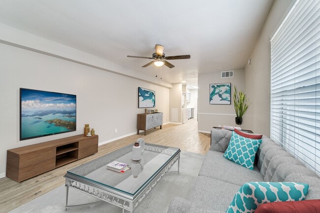 The Oaks Apartments At Medical Center in San Antonio, TX - Foto de edificio - Building Photo