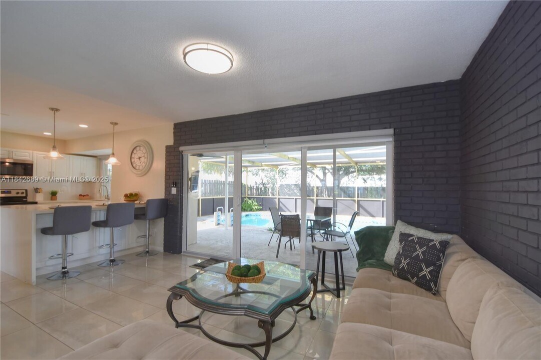 609 S Crescent Dr in Hollywood, FL - Building Photo