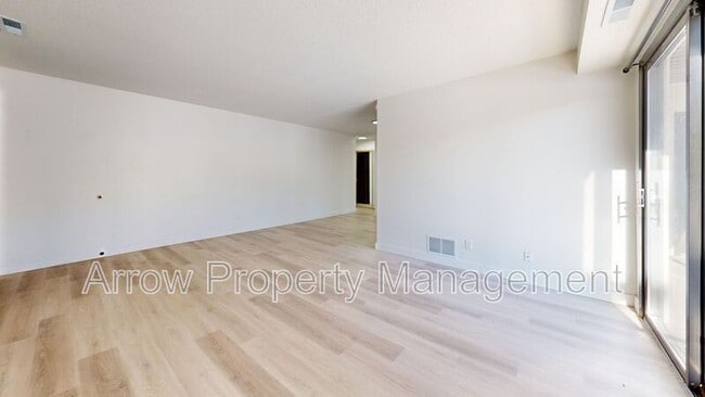 207 E Arbor Ave in Bismarck, ND - Foto de edificio - Building Photo