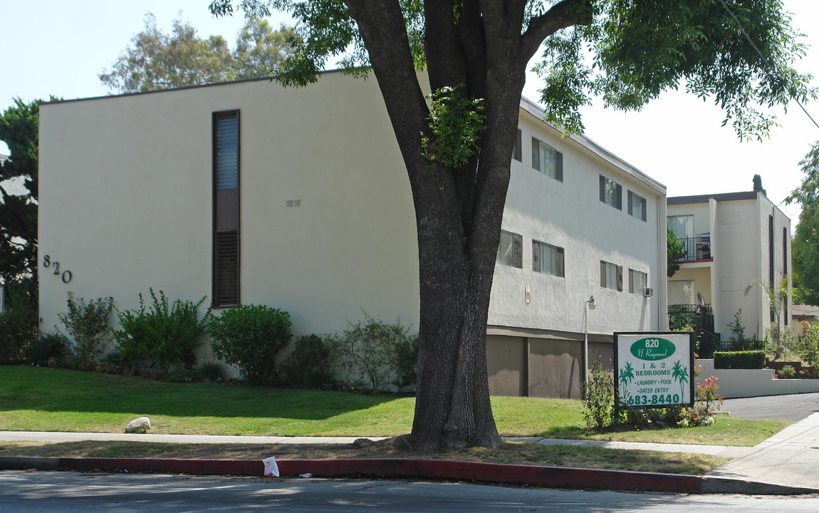 820 N Raymond Apartments in Pasadena, CA - Foto de edificio