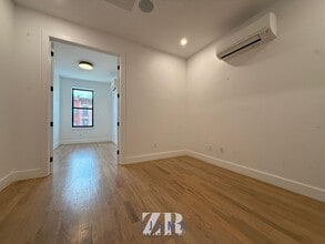 104 Graham Ave in Brooklyn, NY - Foto de edificio - Building Photo