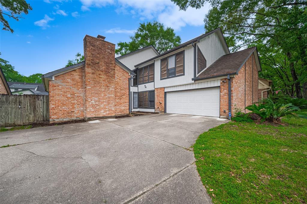 520 S Rivershire Dr in Conroe, TX - Building Photo