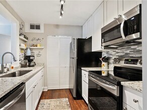 30 Mathews Dr in Hilton Head Island, SC - Building Photo - Building Photo