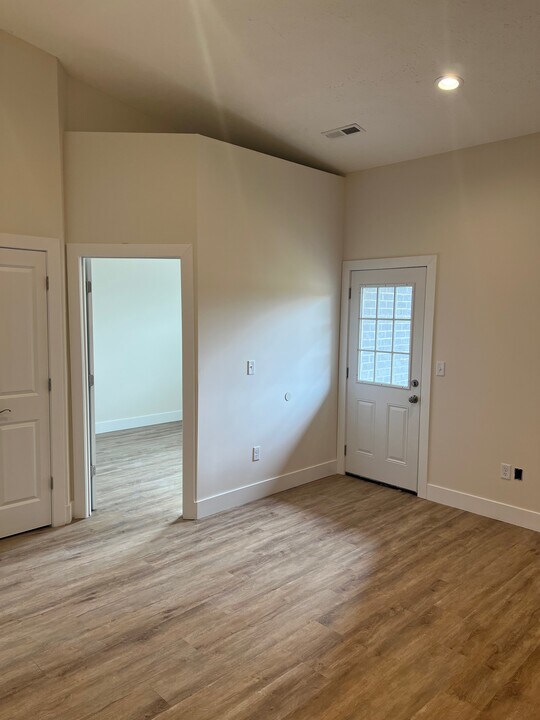 708 Courtyard Ln Photo