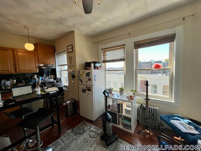 108 Myrtle St, Unit 18 in Boston, MA - Foto de edificio - Building Photo