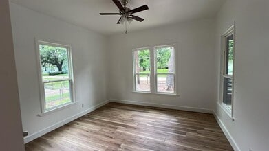 436 E Peach St in Angleton, TX - Building Photo - Building Photo