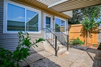 5791 Maple Hill Dr in Houston, TX - Building Photo - Building Photo