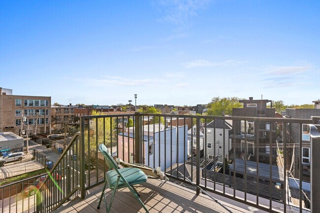 1636 N Western Ave, Unit 3 in Chicago, IL - Foto de edificio - Building Photo