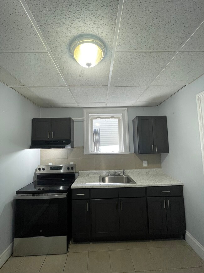 96 Orient Ave, Unit 2 in Jersey City, NJ - Foto de edificio - Building Photo