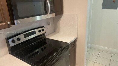 7075 NW 186th St in Hialeah, FL - Building Photo - Building Photo