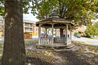 Wilshire Apartments in Liberty, MO - Building Photo - Building Photo