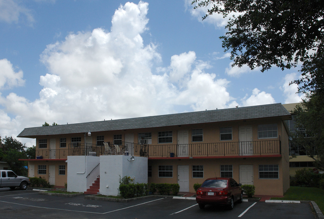 Alolill Apartments in Hollywood, FL - Building Photo