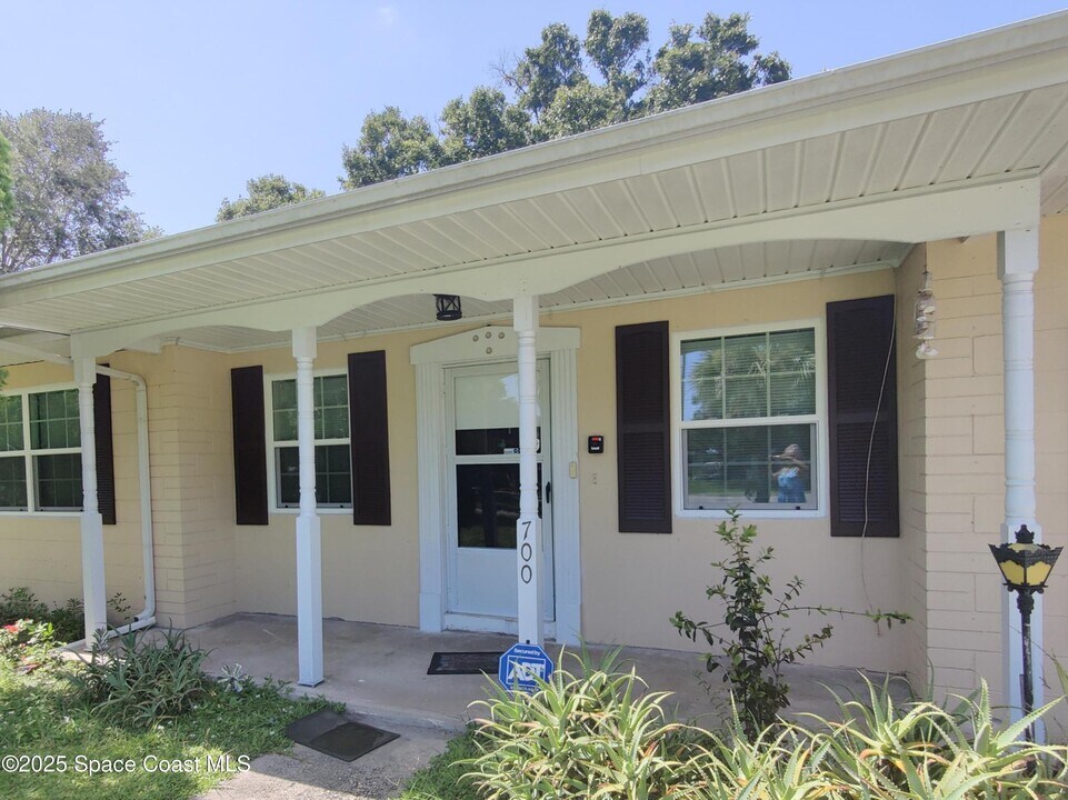 700 Lund Cir in Melbourne, FL - Building Photo
