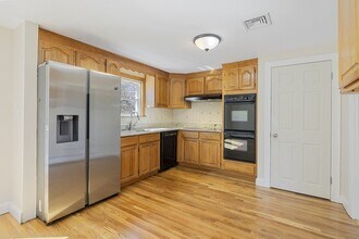 160 Ravenswood Rd in Waltham, MA - Building Photo - Building Photo