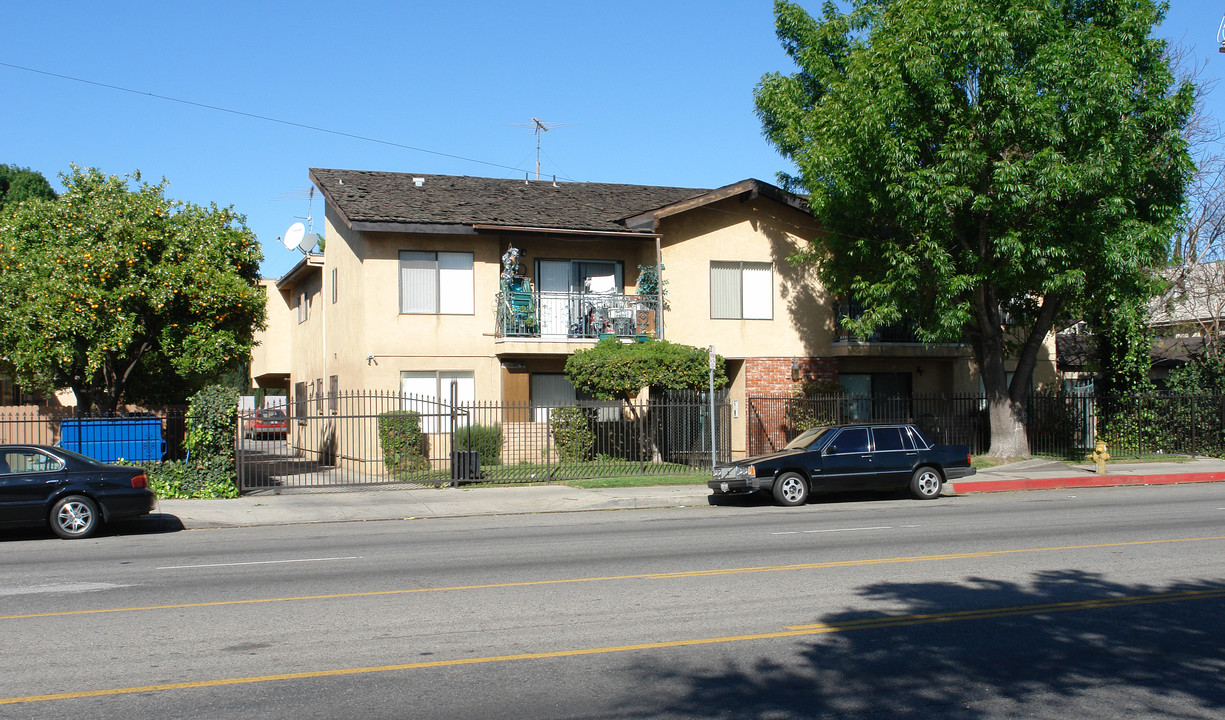 6859 Woodman Ave in Van Nuys, CA - Building Photo