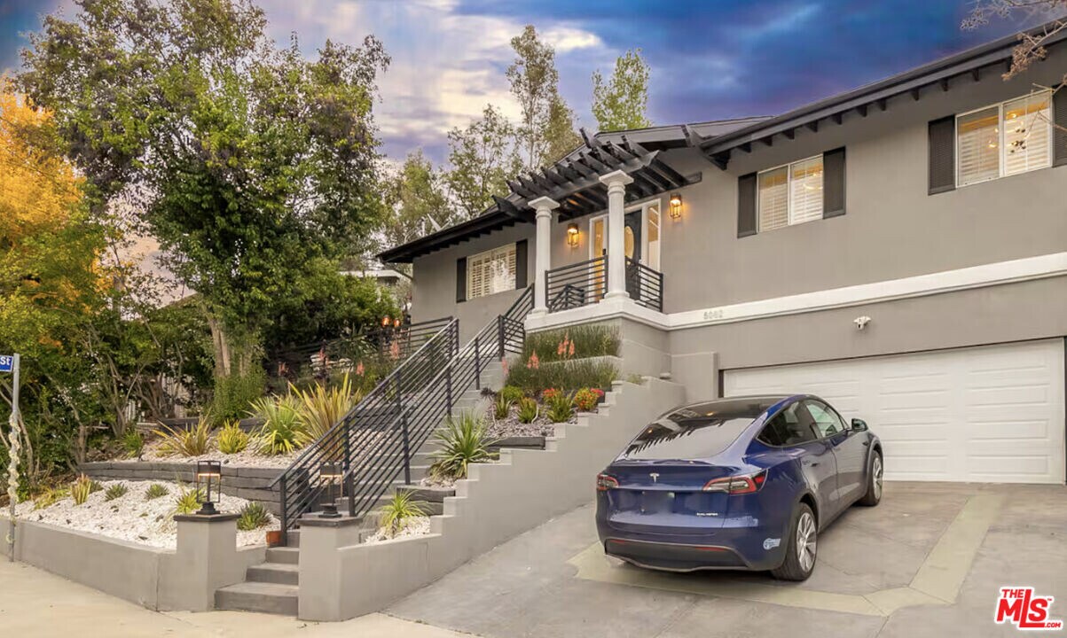 5082 Don Pio Dr in Los Angeles, CA - Foto de edificio