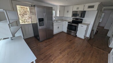 203 Johnson St, Unit #A in Pasadena, TX - Foto de edificio - Building Photo