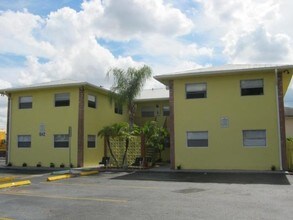 1940-1942 Passaic Ave in Ft. Myers, FL - Foto de edificio - Building Photo