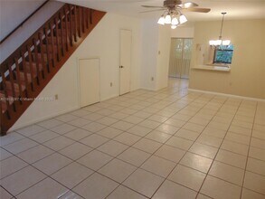 586 Westree Ln in Plantation, FL - Building Photo - Building Photo