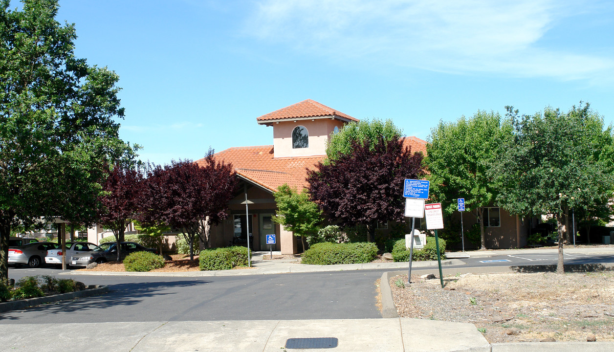 Vinecrest Senior Apartments in Windsor, CA - Building Photo