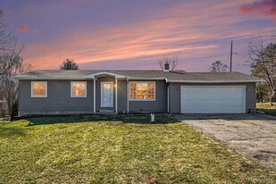 880 Hemingway Rd in Lake Orion, MI - Building Photo