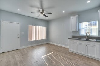 4284 S Hobart Blvd in Los Angeles, CA - Building Photo - Building Photo