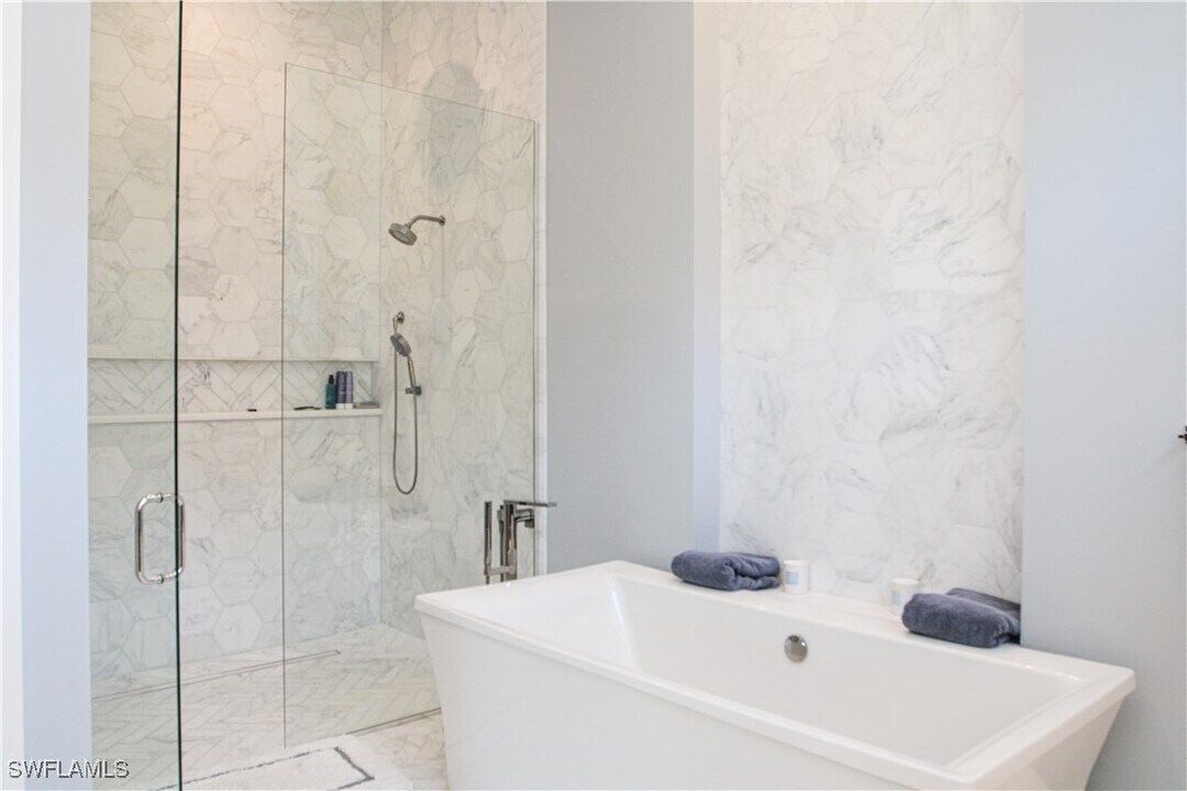 3123 Crayton Rd in Naples, FL - Building Photo