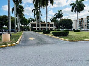 9350 Fontainebleau Blvd in Miami, FL - Foto de edificio - Building Photo