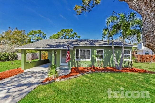 1362 Admiral Woodson Ln in Clearwater, FL - Building Photo - Building Photo