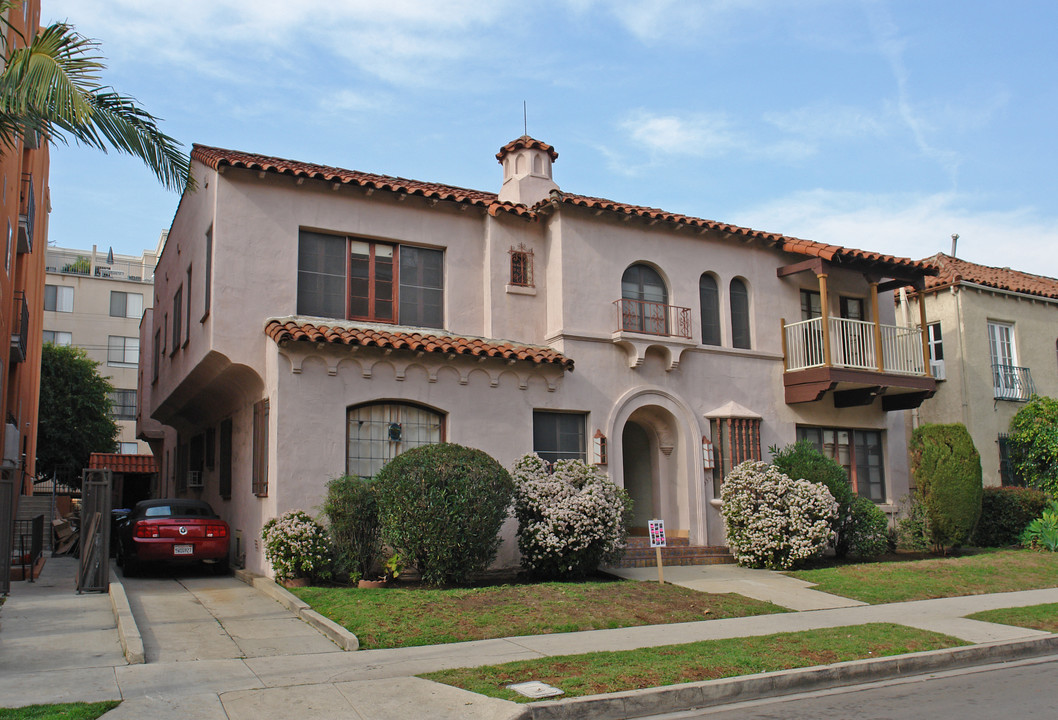 335 S Cloverdale Ave in Los Angeles, CA - Foto de edificio