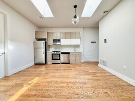 Furnished room/NOT APARTMENT in Brooklyn, NY - Building Photo