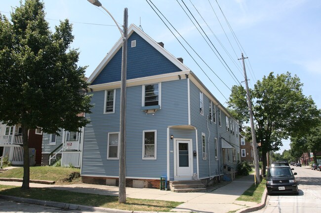 2979 N Weil St in Milwaukee, WI - Building Photo - Building Photo