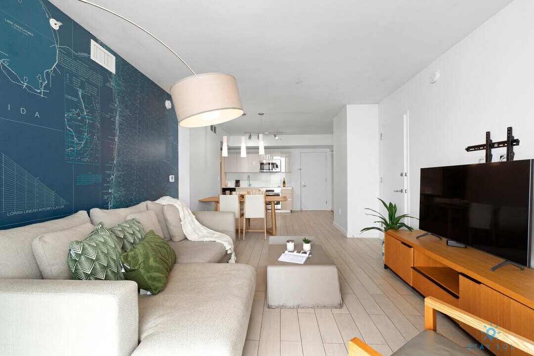 2602 E Hallandale Beach Blvd in Hallandale Beach, FL - Building Photo